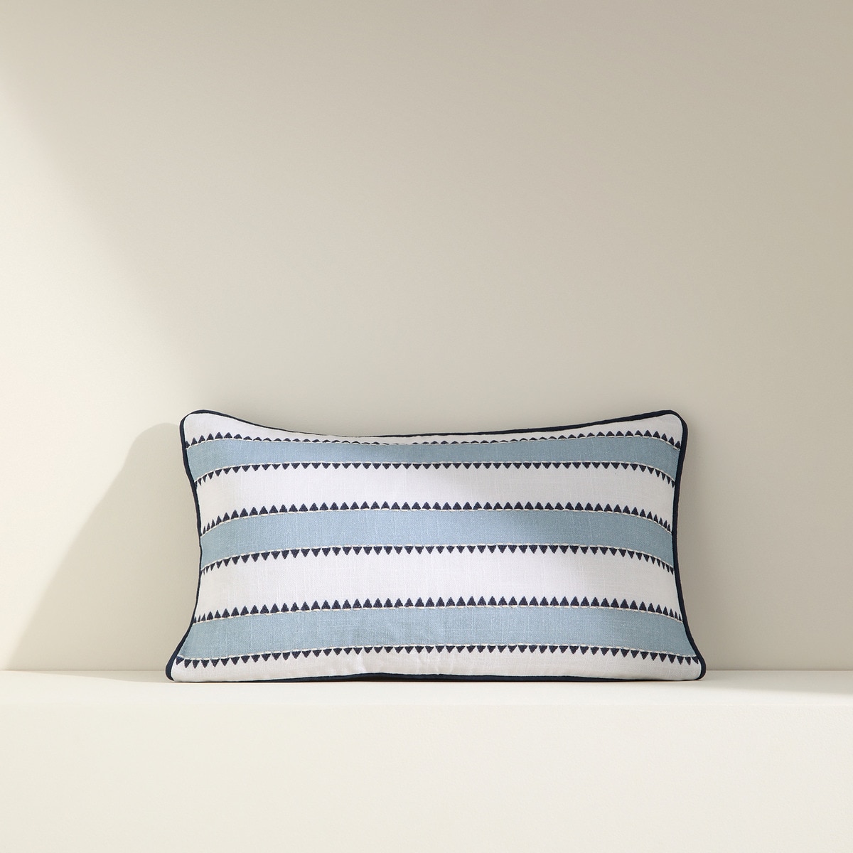 Almofada Decorativa Retangular com Bordado Ródano Azul-1