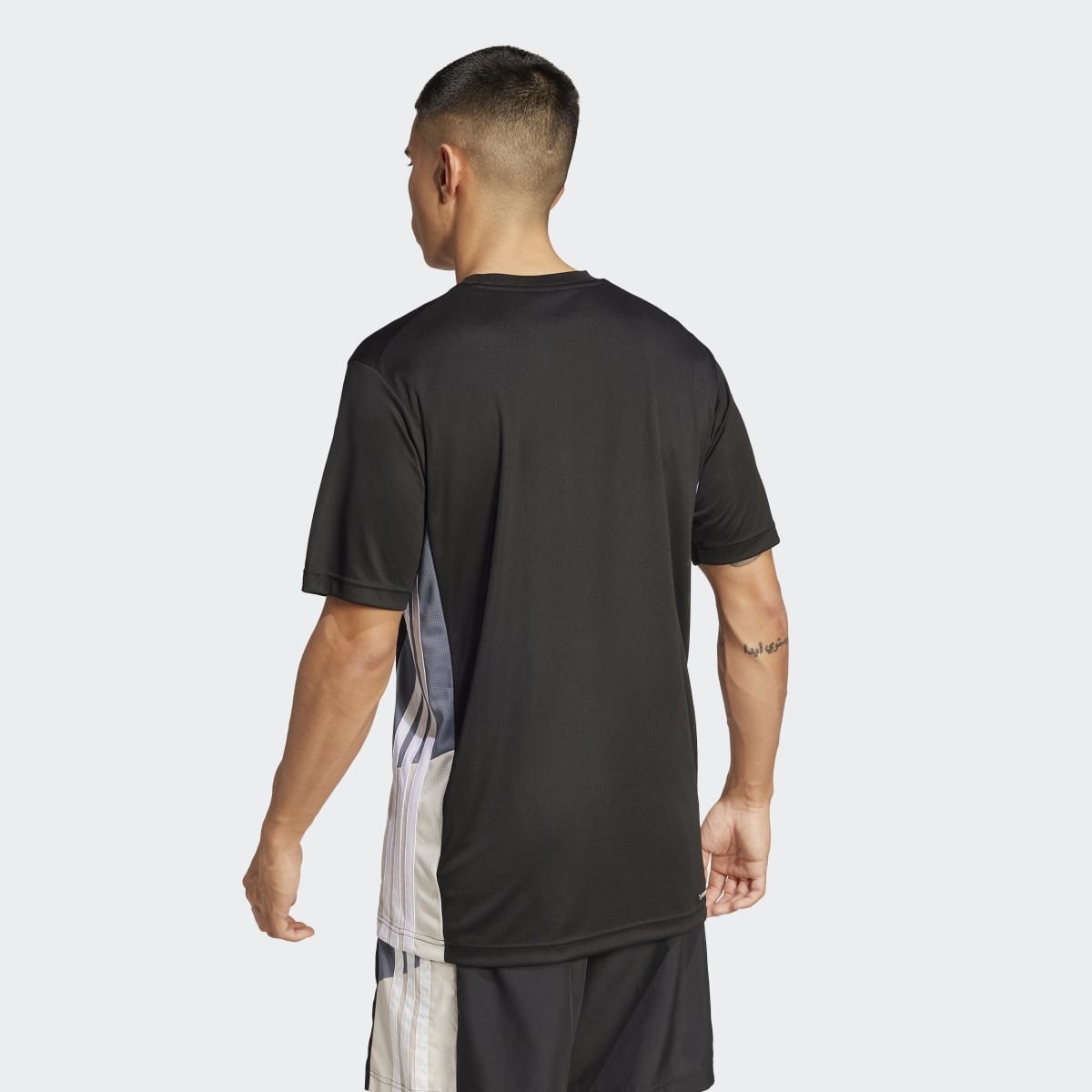 T-shirt de Homem Train Essentials Seasonal Colorblock Preto-2