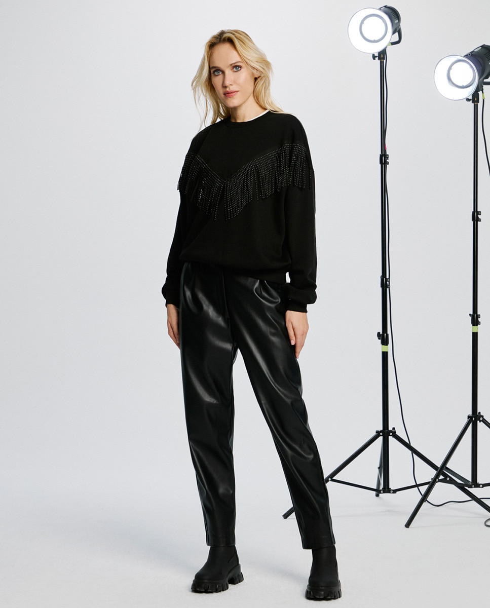 Sweatshirt Básica com Decote Redondo Preto-4