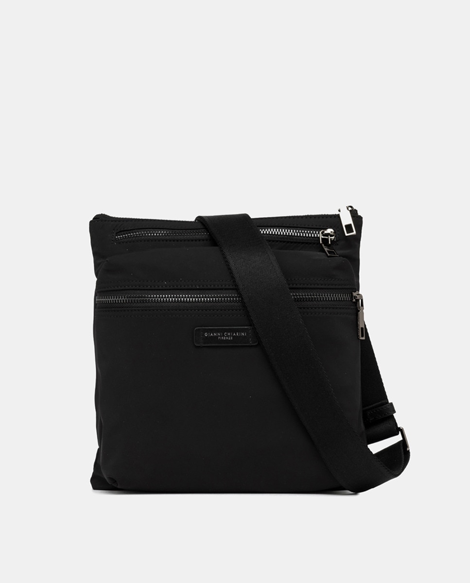 A mala Oslo é uma prática mala a tiracolo elaborada em nylon com acabamentos em pele a condizer. Preto-1