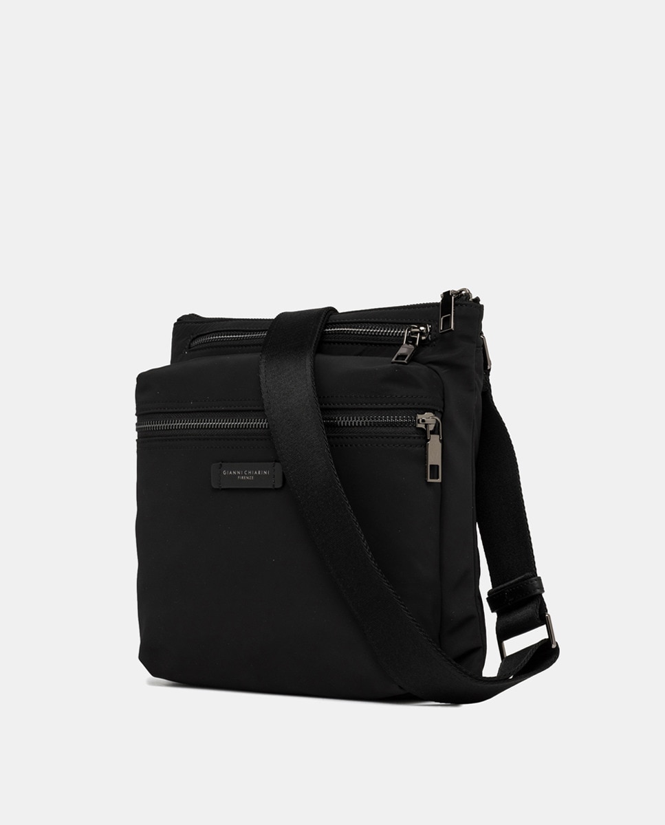 A mala Oslo é uma prática mala a tiracolo elaborada em nylon com acabamentos em pele a condizer. Preto-3