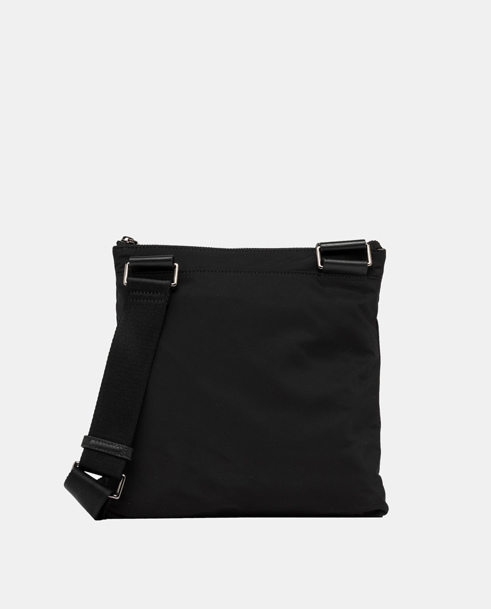 A mala Oslo é uma prática mala a tiracolo elaborada em nylon com acabamentos em pele a condizer. Preto-4