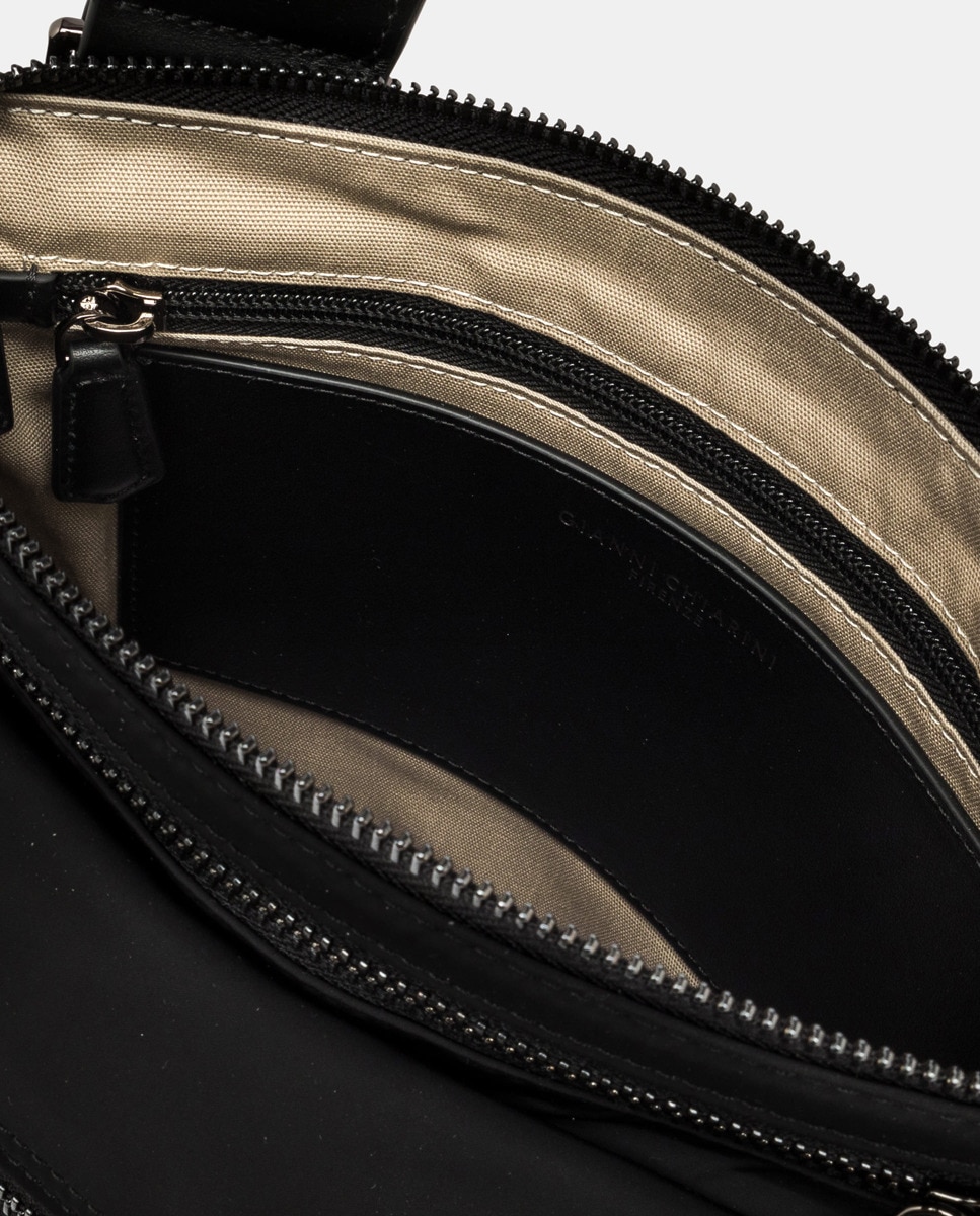 A mala Oslo é uma prática mala a tiracolo elaborada em nylon com acabamentos em pele a condizer. Preto-5