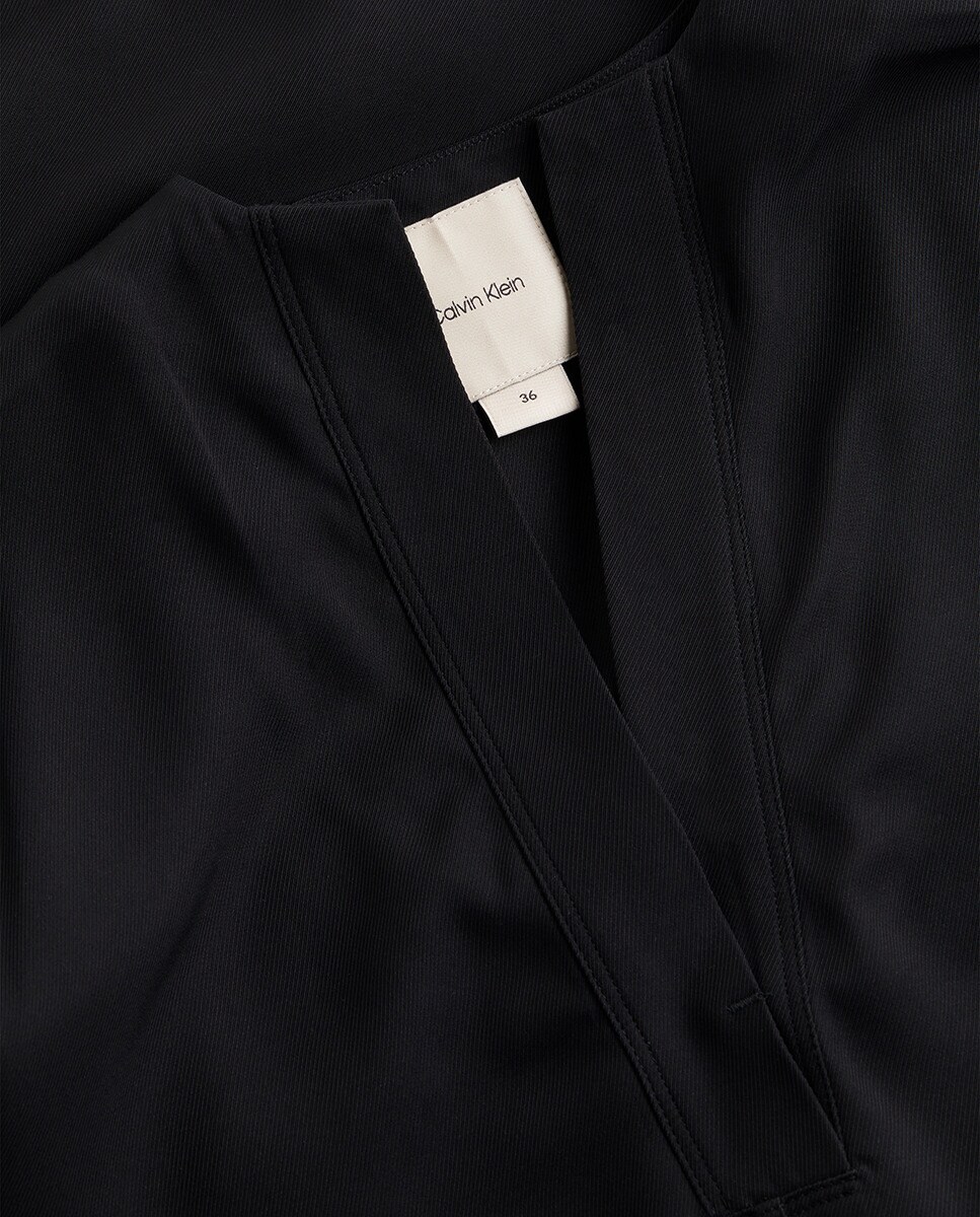 Blusa com Decote em V Preto-8