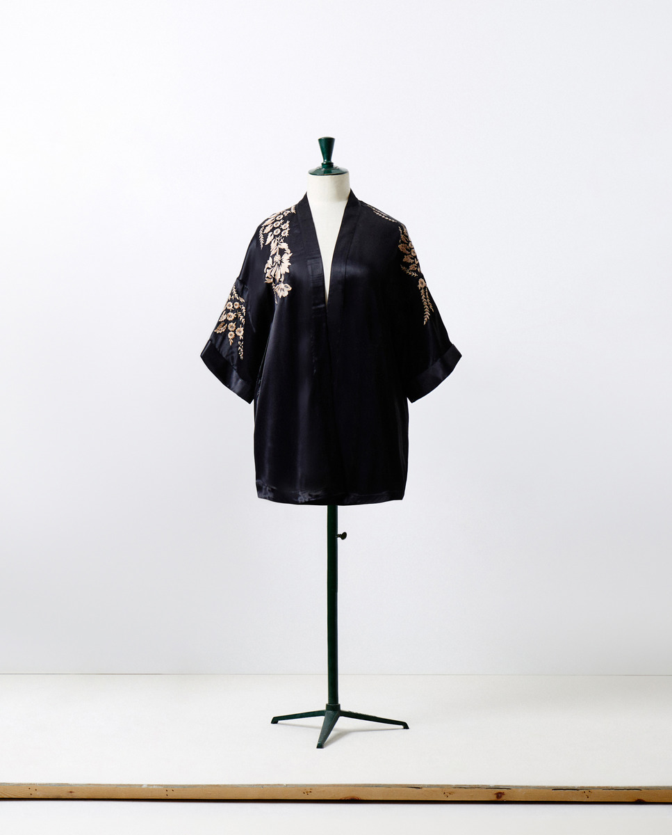 Kimono Curto com Bordado Lateral Preto-7