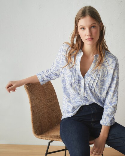 Camiseta estampada cuello caja de mujer