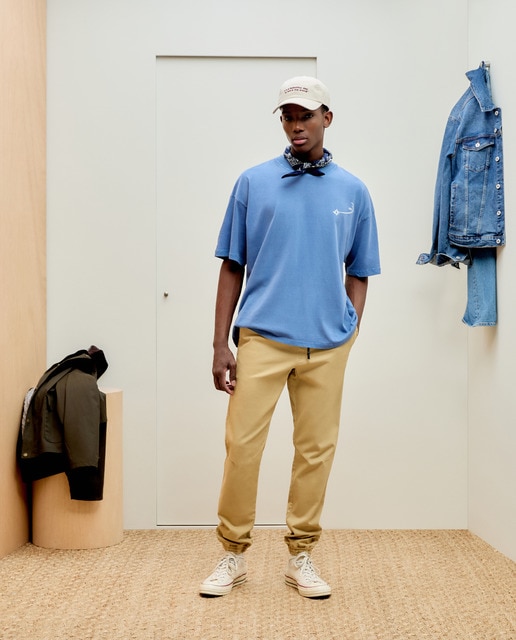 Pantalón hombre tipo chino con goma en el bajo