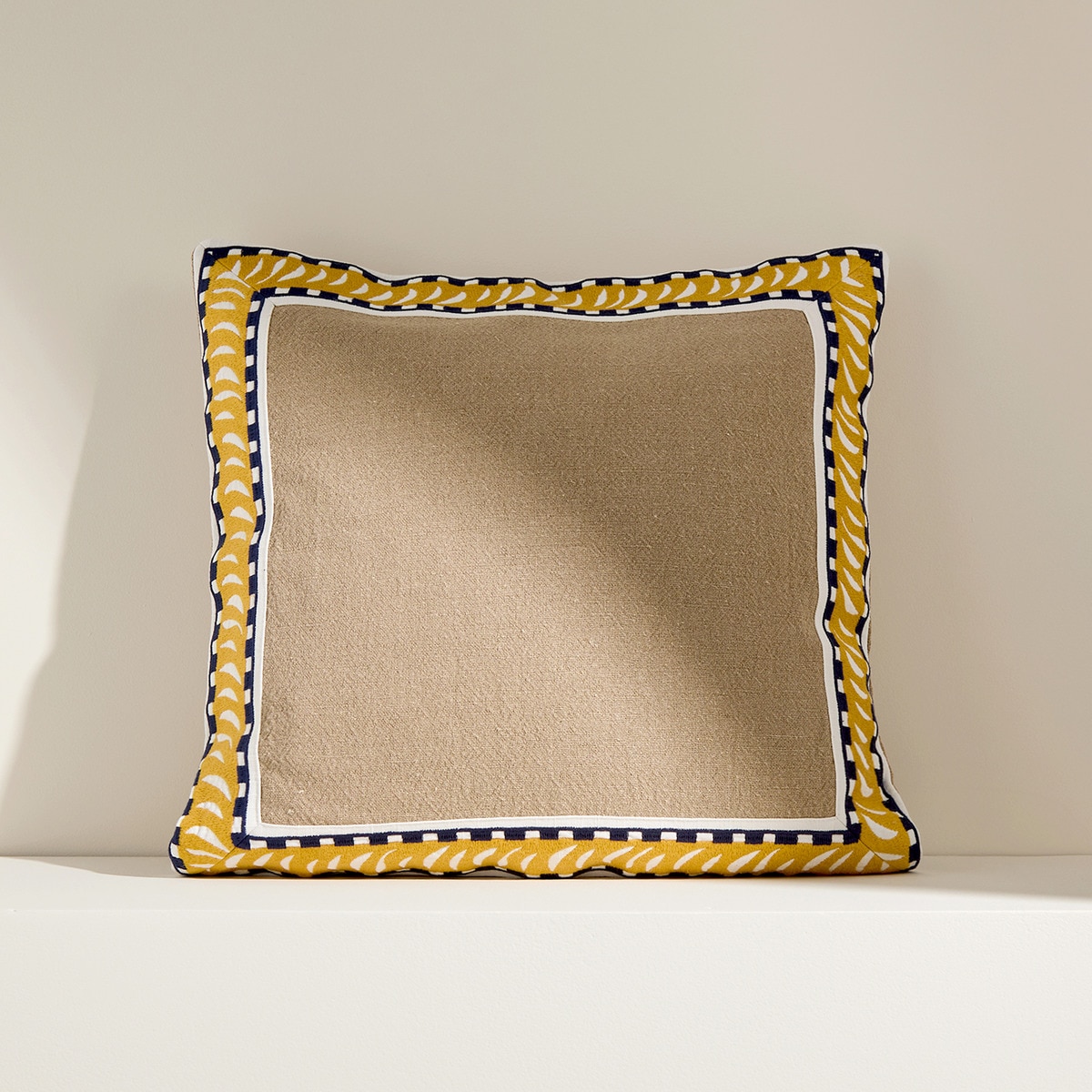 Almofada Decorativa com Bordado de Rebordo Decorativo Mostarda-1