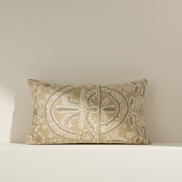 Imagem 0 de Almofada Decorativa Retangular Bordada Criseche