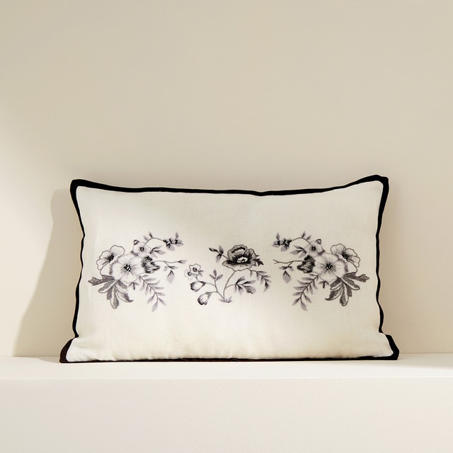 Imagem 0 de Almofada Decorativa Retangular Bordada Rose