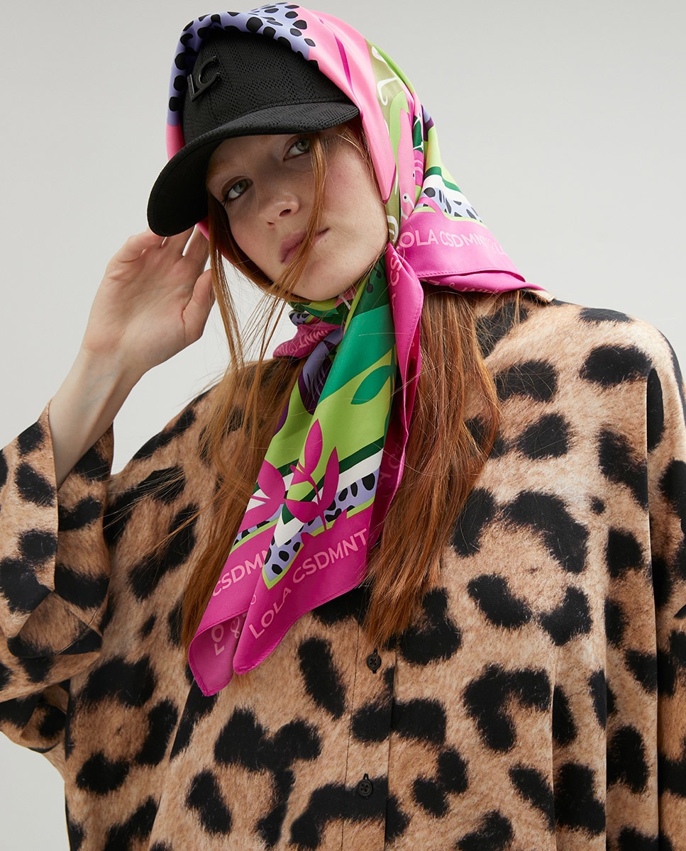 Lenço Acetinado com Leopardo Sentado Verde-2
