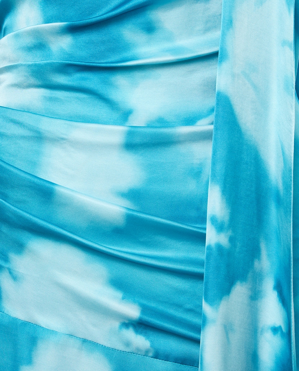 Vestido com Decote Assimétrico Estampado Azul-5
