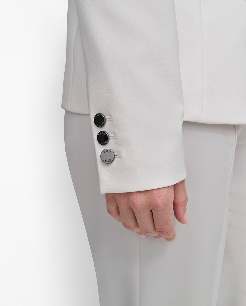 Blazer sem Gola com Detalhe de Duas Pregas à Frente e um Botão Cru-6
