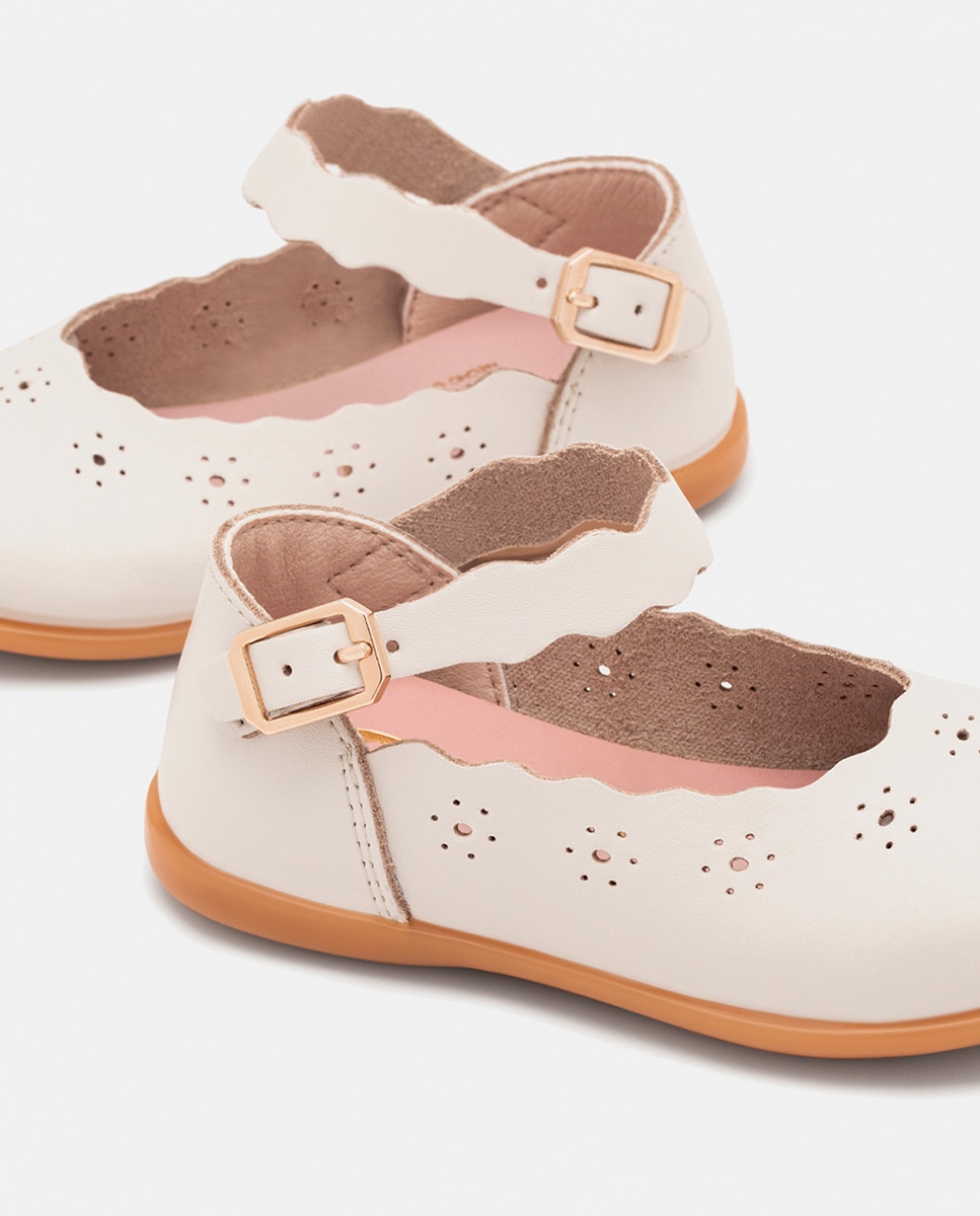 Sapatos de Presilha com Detalhe de Ondas e Furos Bege-3