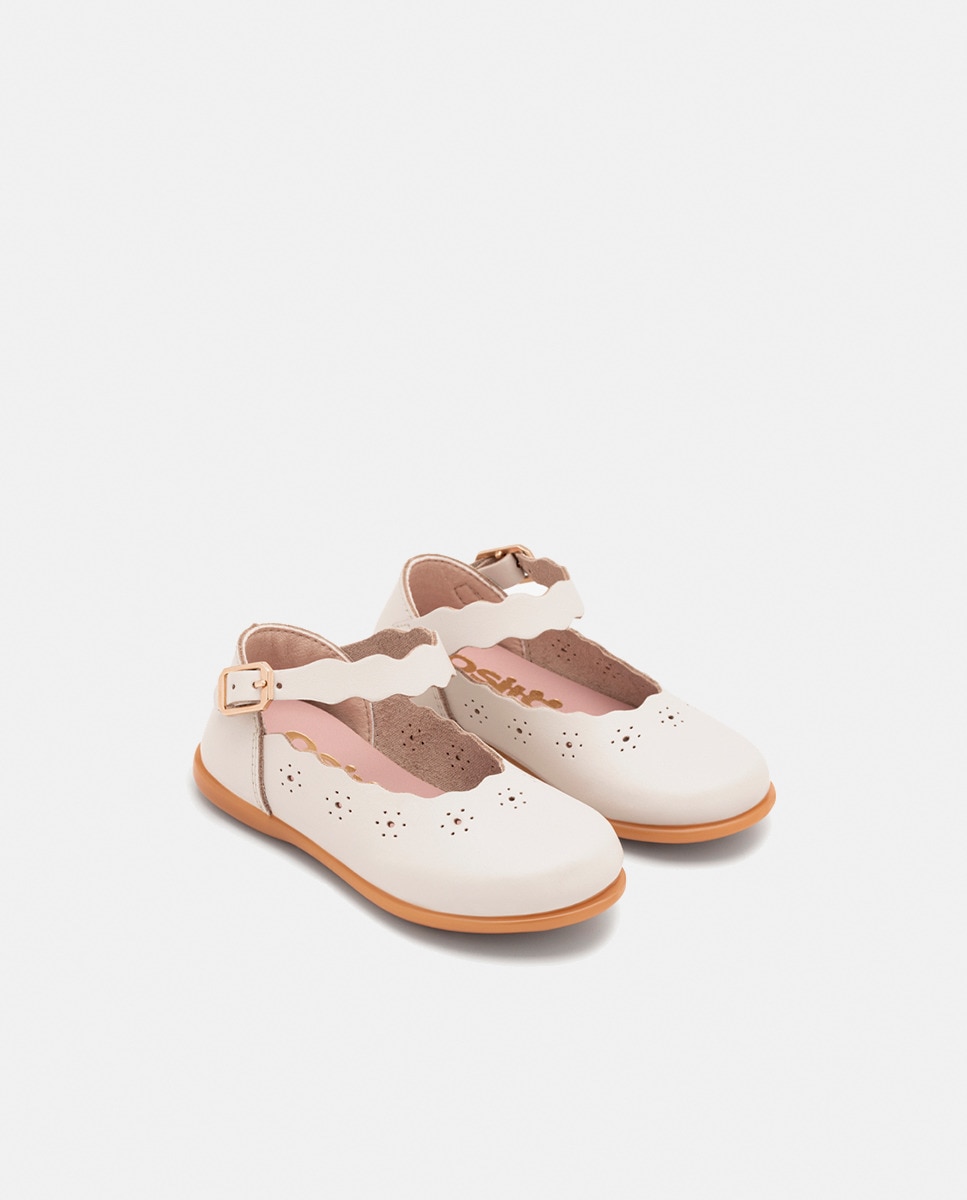 Sapatos de Presilha com Detalhe de Ondas e Furos Bege-2