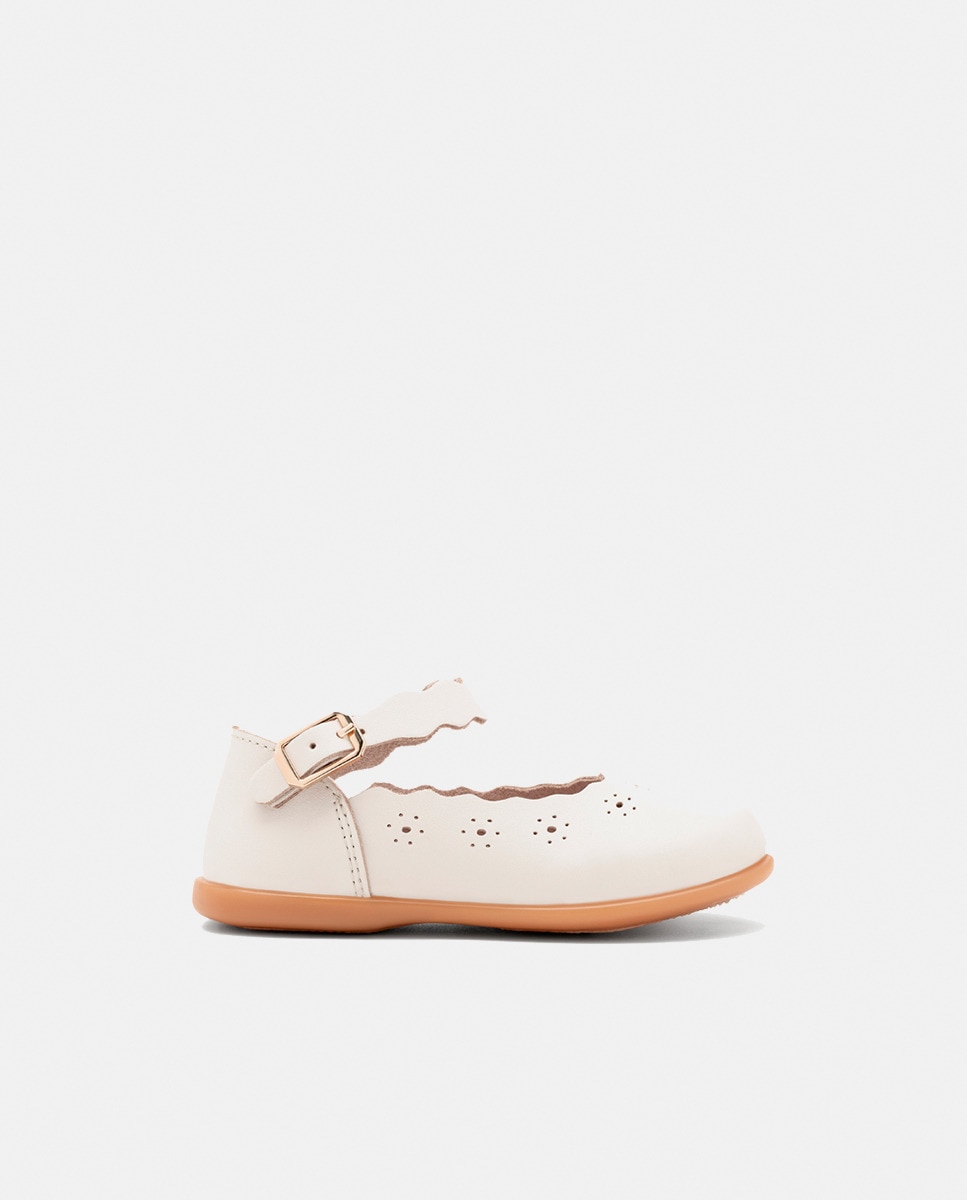 Sapatos de Presilha com Detalhe de Ondas e Furos Bege-1
