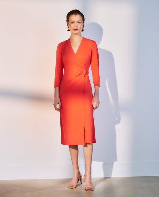 Imagen 0 de Vestido midi con escote pico