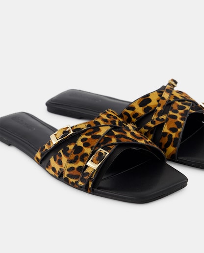 Imagen 0 de Sandalias planas con tiras cruzadas de leopardo