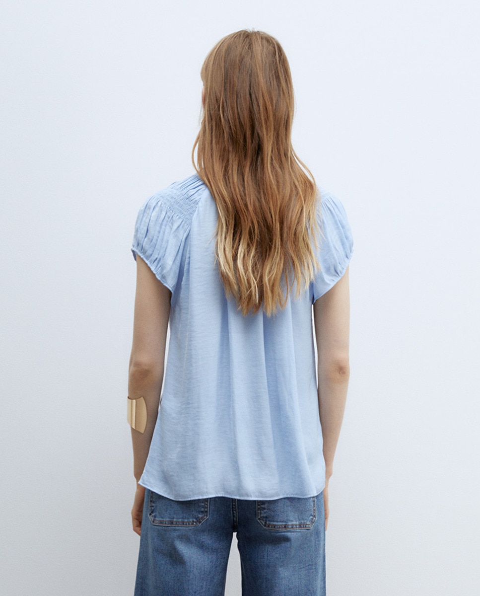 Blusa com Elásticos na Gola Azul-claro-2