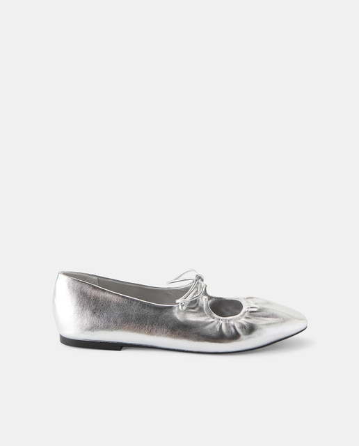 Imagem 0 de Sapatos Rasos Tipo Sabrinas com Laço