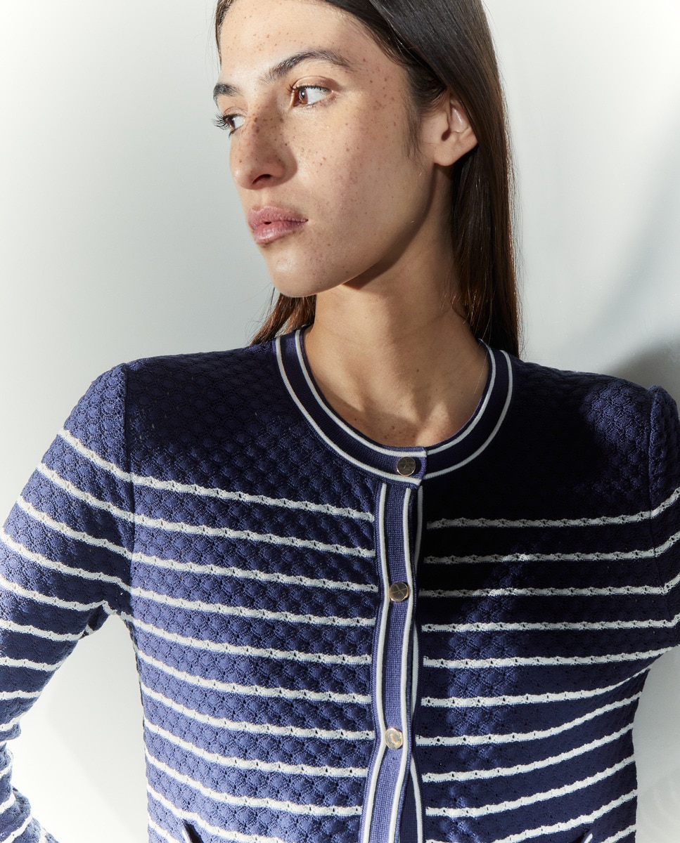 Cardigan às Riscas com Pegada Azul-2