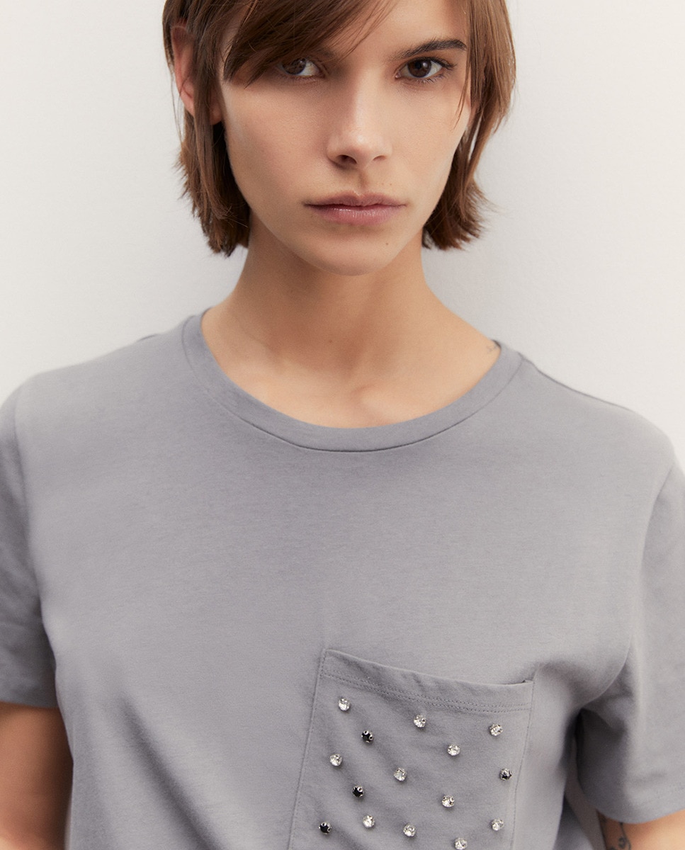 T-shirt com Bolso e Brilhos Cinzento-3