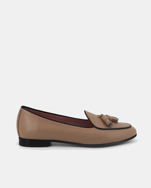 Imagen 0 de Mocasín de mujer en piel con borlas y tacón bajo
