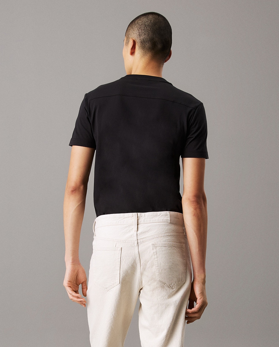 T-shirt com Bordado em Textura Preto-2