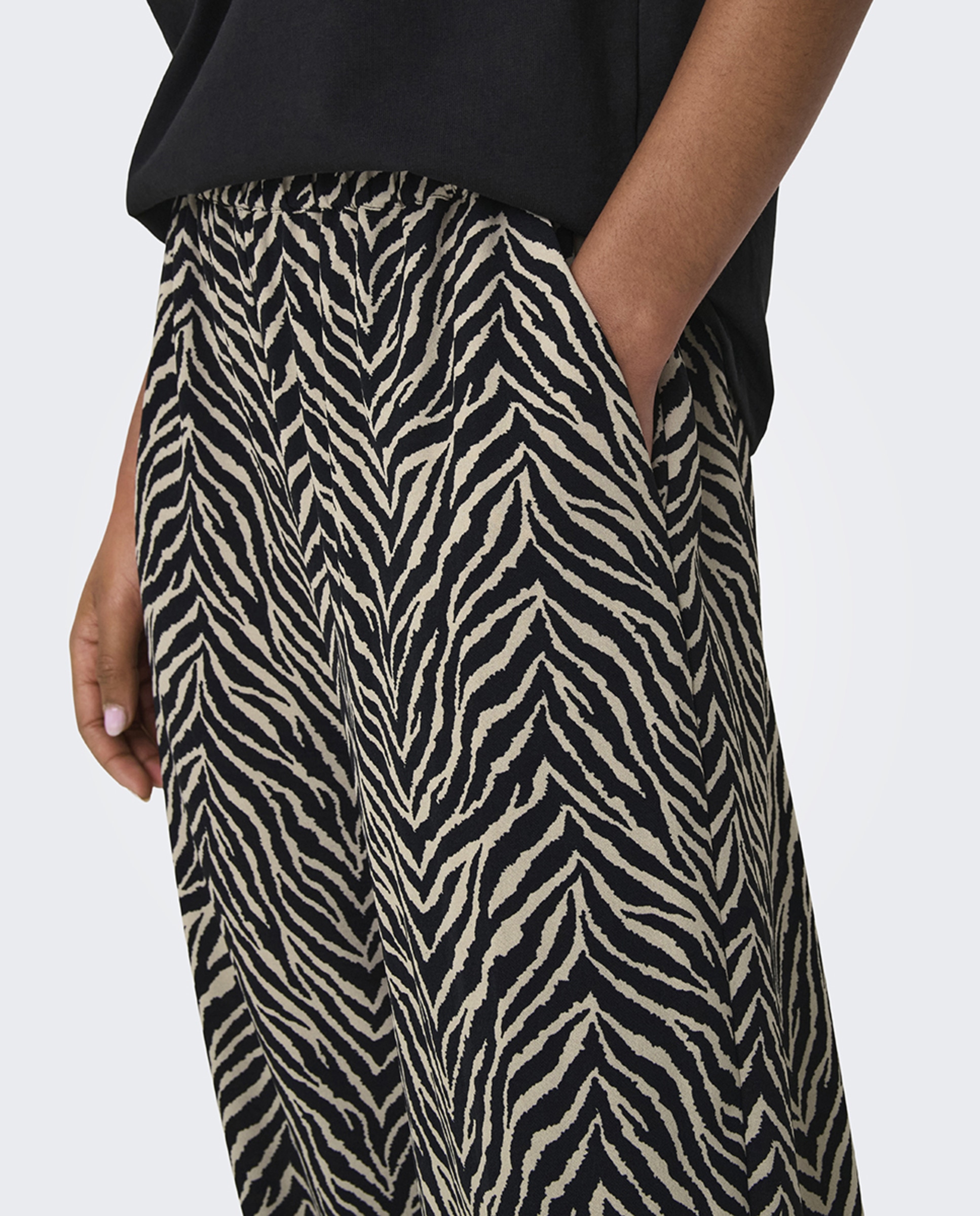 Calças com Animal Print Preto-3