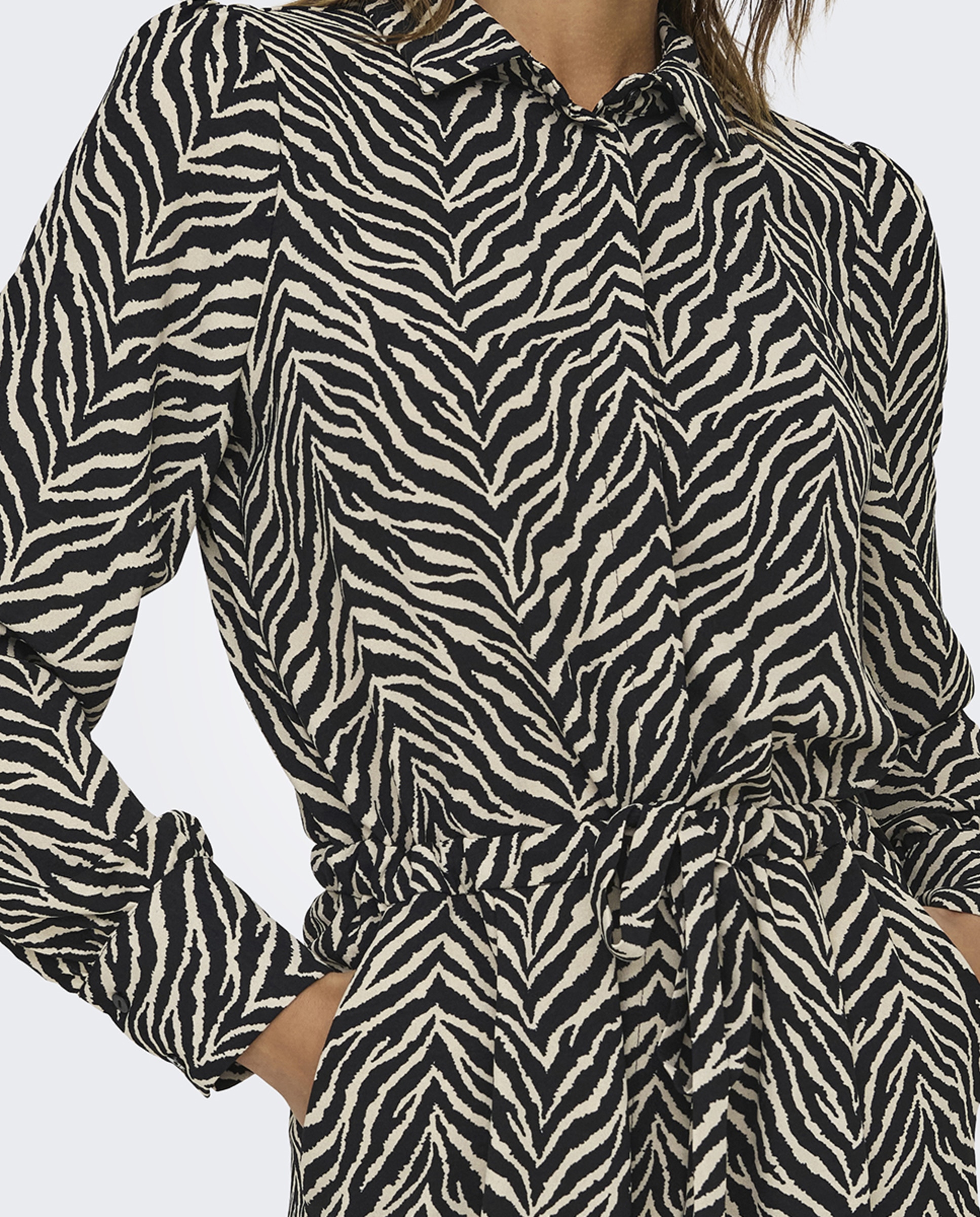 Macacão Comprido com Cinto Ajustável e Animal Print Preto-3