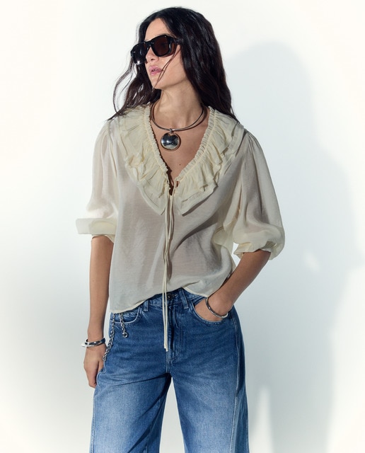 Imagem 0 de Blusa de Manga Comprida com Folho e Decote em Bico