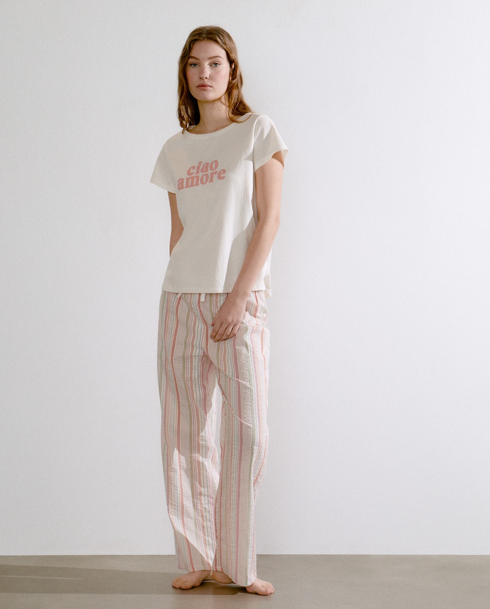 Pijama com Calças às Riscas e T-shirt com Estampado Posicional de Letras Multicolor-1