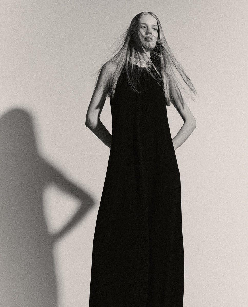 Vestido Comprido com Decote Halter Preto-8