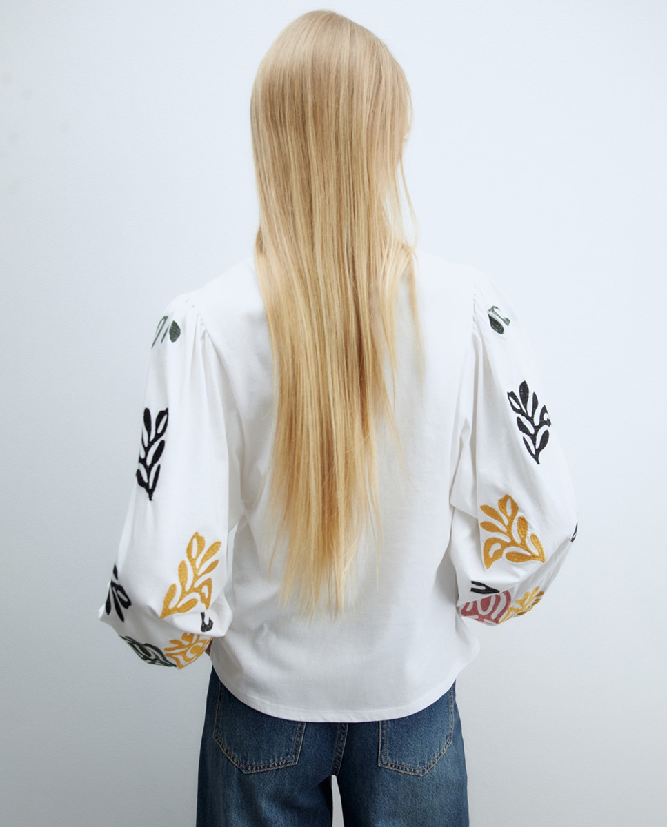 T-shirt com Bordado Branco-2