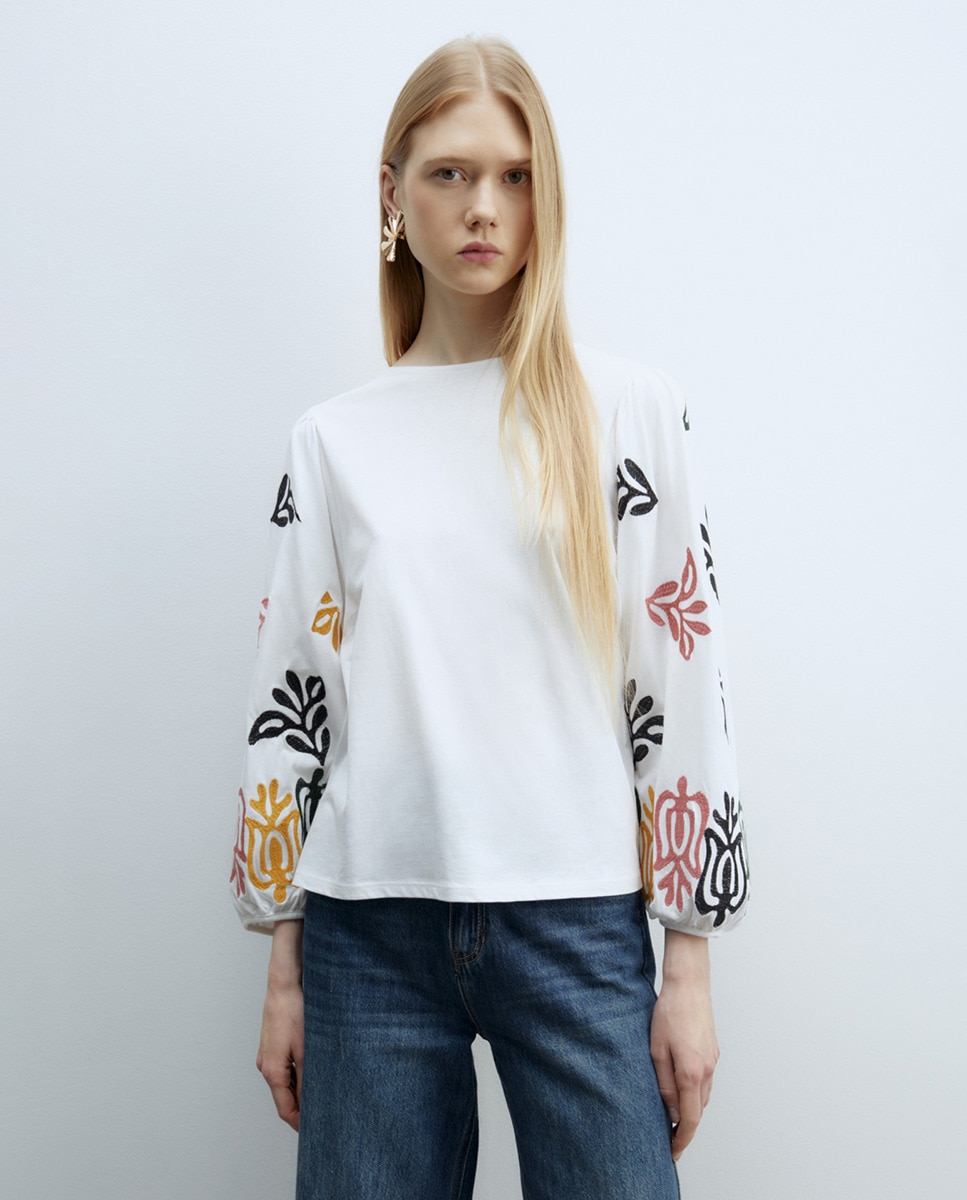 T-shirt com Bordado Branco-1