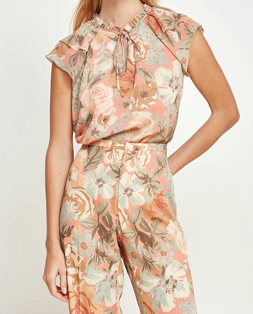 Imagen 0 de Blusa de mujer floral con volantes en hombros