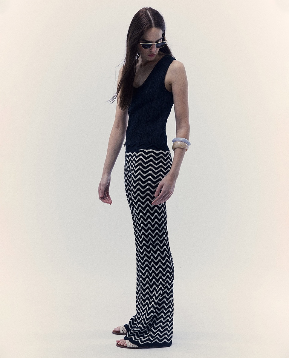 Top com chevron e botões Preto-5