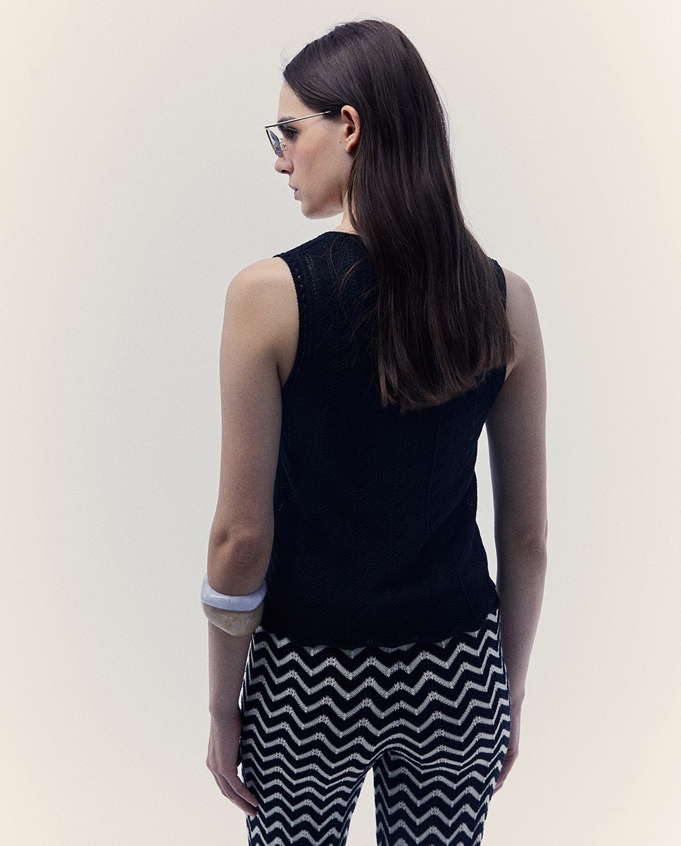 Top com chevron e botões Preto-2