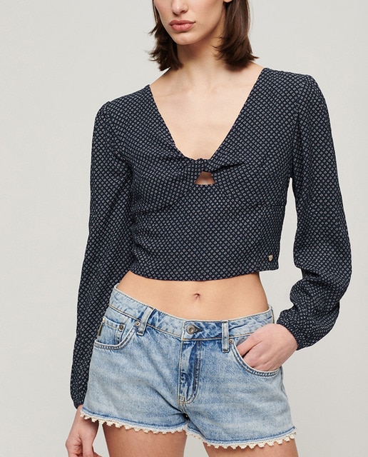 Imagen 0 de Top corto tejido de manga larga de mujer