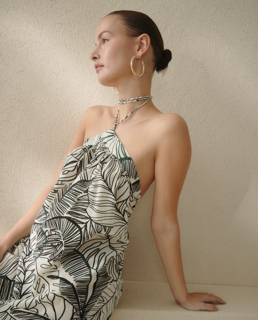 Imagem 0 de Vestido Halter com Detalhe de Peças