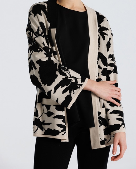 Imagen 0 de Chaqueta de mujer punto jacquard flores con bolsillos