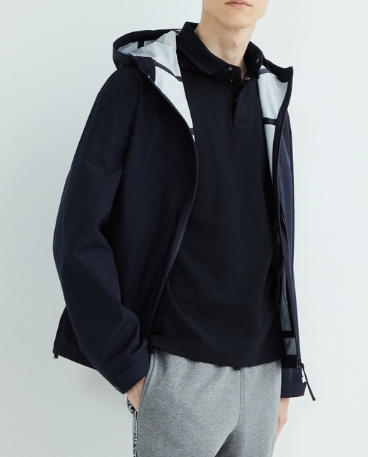 Imagen 0 de Chaqueta de hombre cápsula travel  regular tipo chubasquero