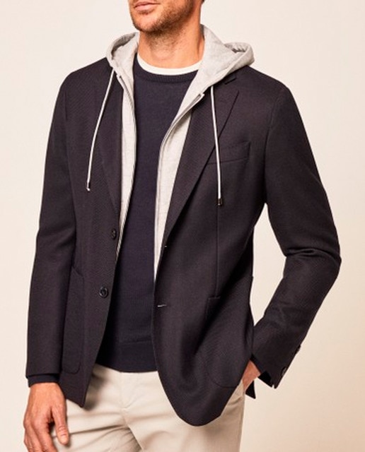 Imagen 0 de Americana de hombre texturizada con pechera con capucha desmontable.