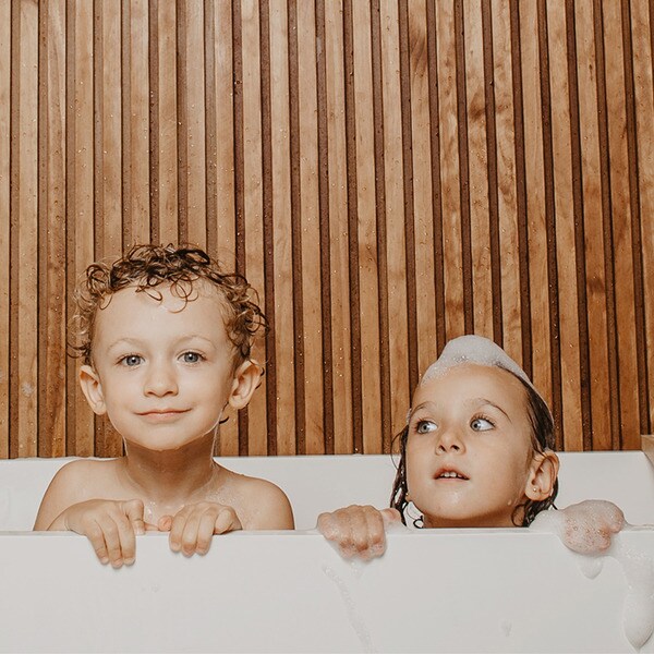 kid shampoo gel cleanses 3+ years and moisturises the skin and hair tube 200 ml with organic oat extract