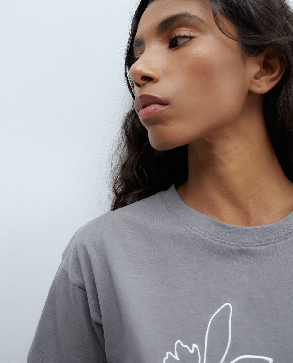 T-shirt com Silhueta Bordada Cinzento médio-3