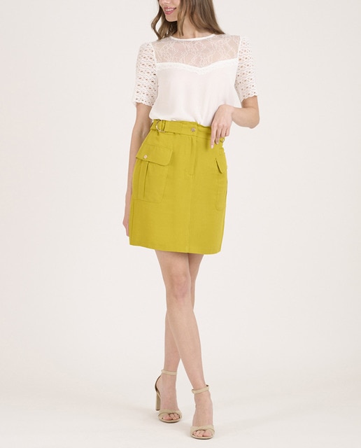 Imagen 0 de Falda de mujer corta con cierre de botón y detalle de medio cinturón con hebillas laterales