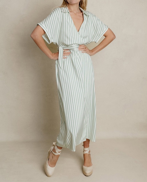 Imagen 0 de Vestido de mujer midi rayado con cuello clásico y escote cruzado
