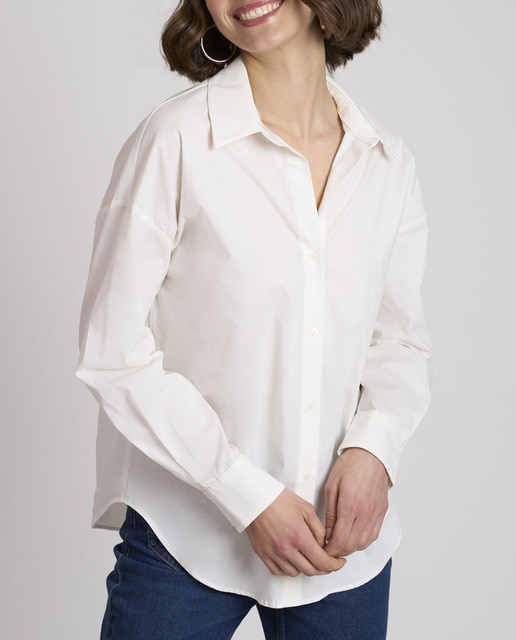 Imagen 0 de Camisa de mujer básica con cuello camisero y cierre con botones delanteros