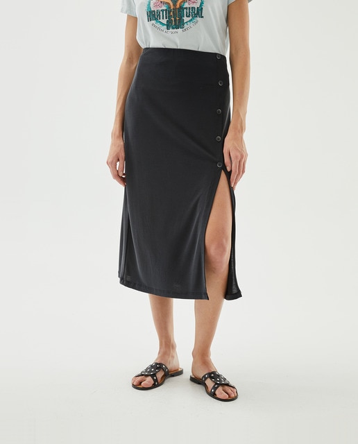 Imagen 0 de Falda midi negra fluida con botones de mujer