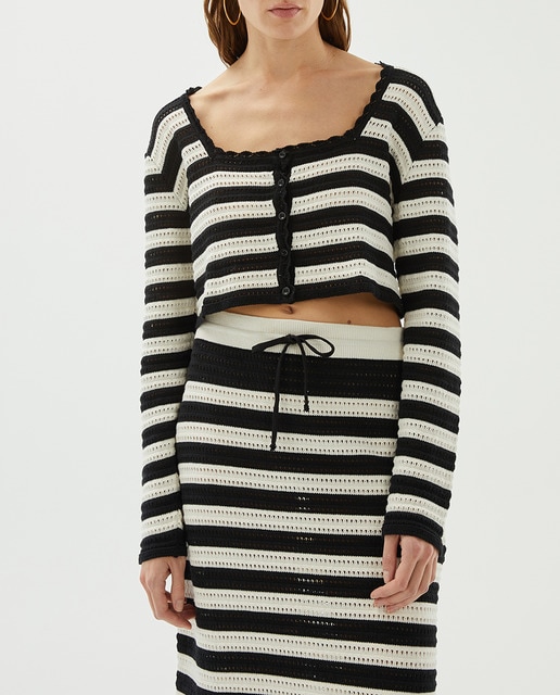 Imagen 0 de Cárdigan crop rayas bicolor de mujer